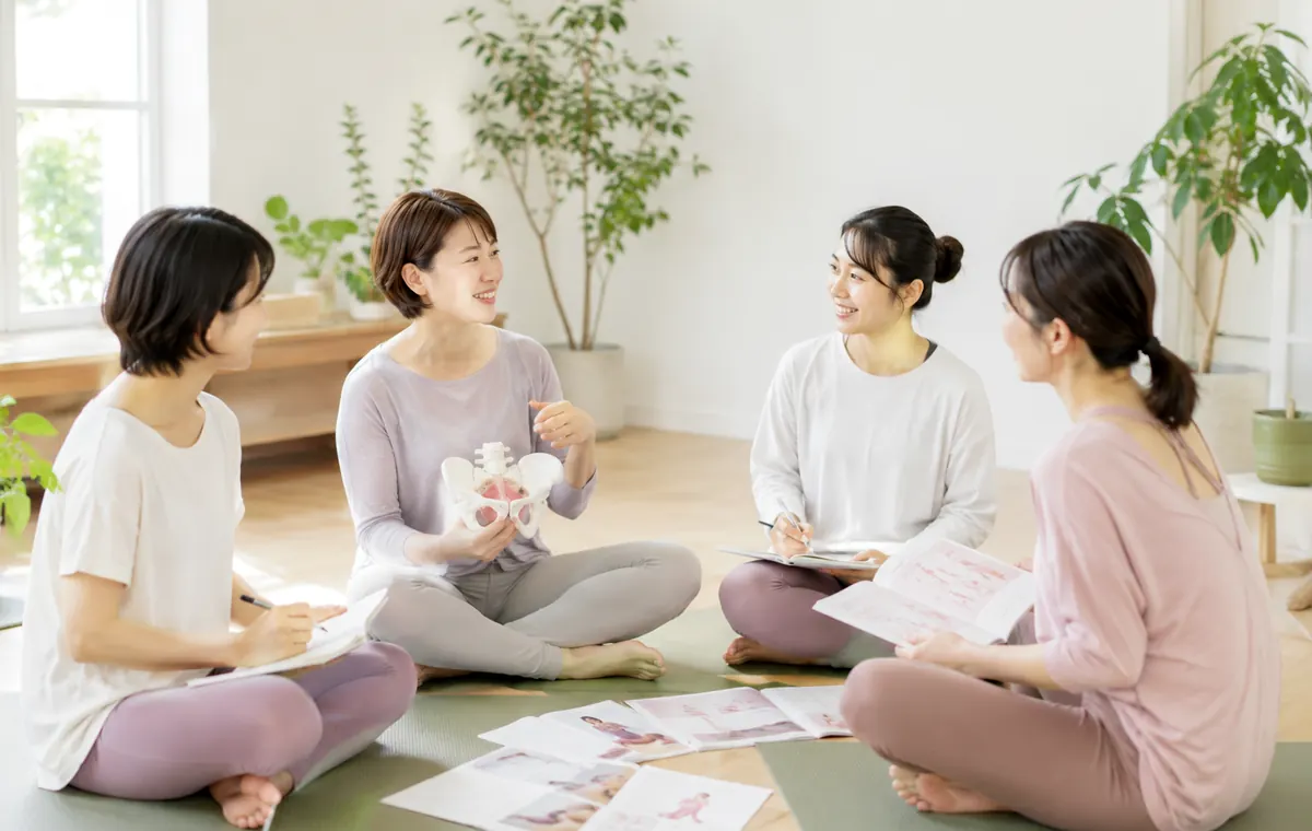 受講生同士でヨガクラスの構成を考える様子