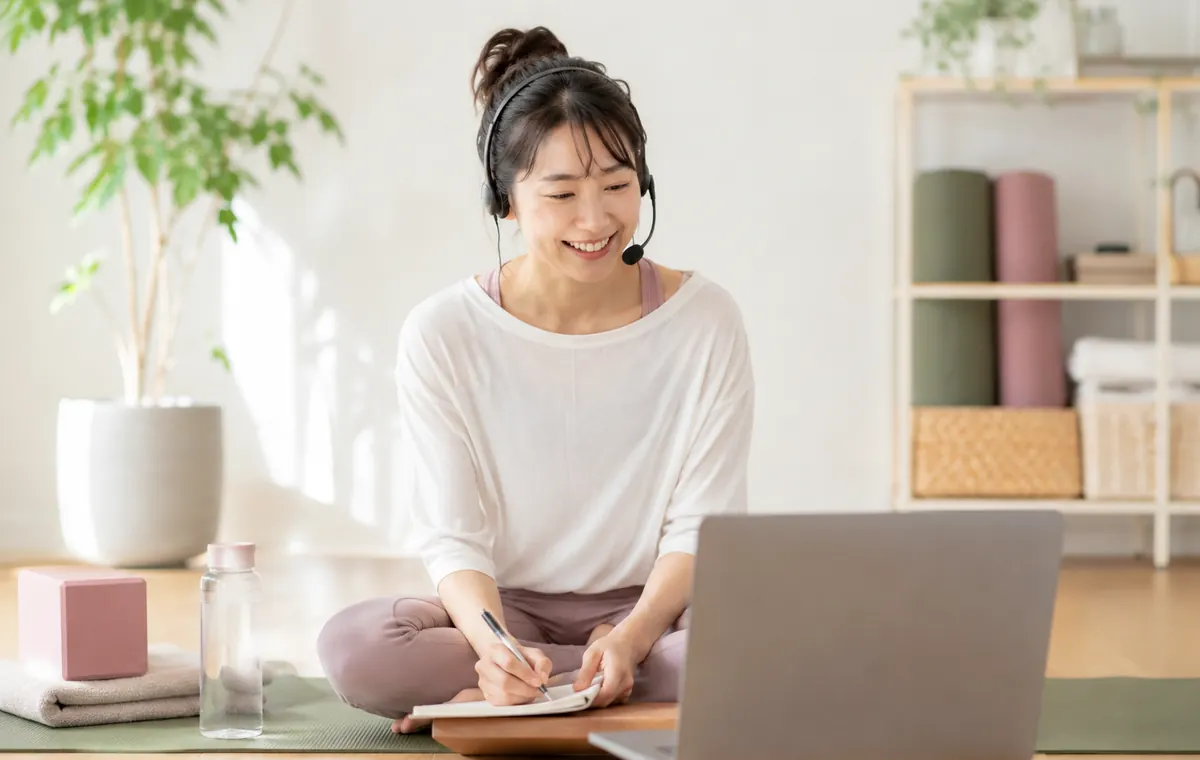 自宅からオンラインでヨガインストラクター資格を学ぶ受講イメージ