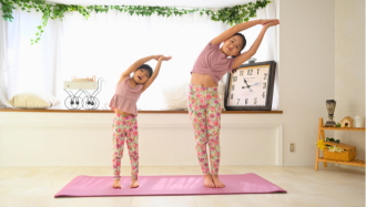 子どもが外で笑顔
